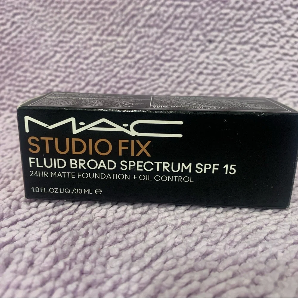 MAC Cosmetics Studio Fix Fluid Foundation SPF 15 - Black and Gold - Picture 1 of 4